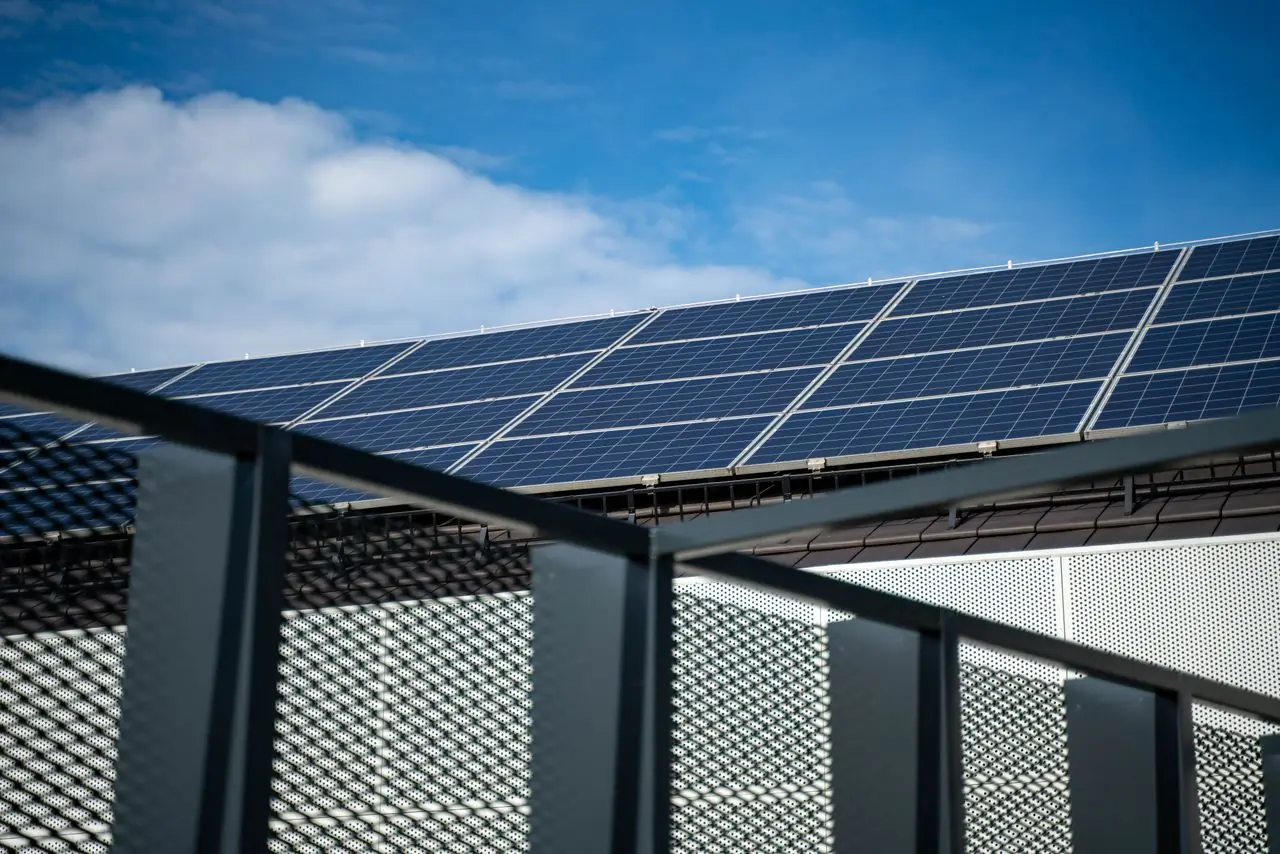 Balkon mit Solarmodulen am Geländer, Symbolbild für ein Balkonkraftwerk