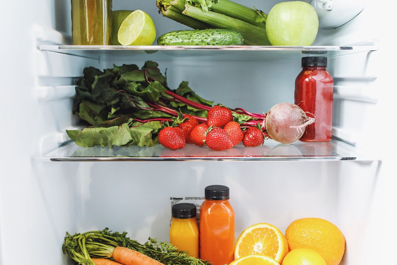Geöffneter Kühlschrank, Symbolbild für Stromverbrauch und Kosten eines Kühlschranks