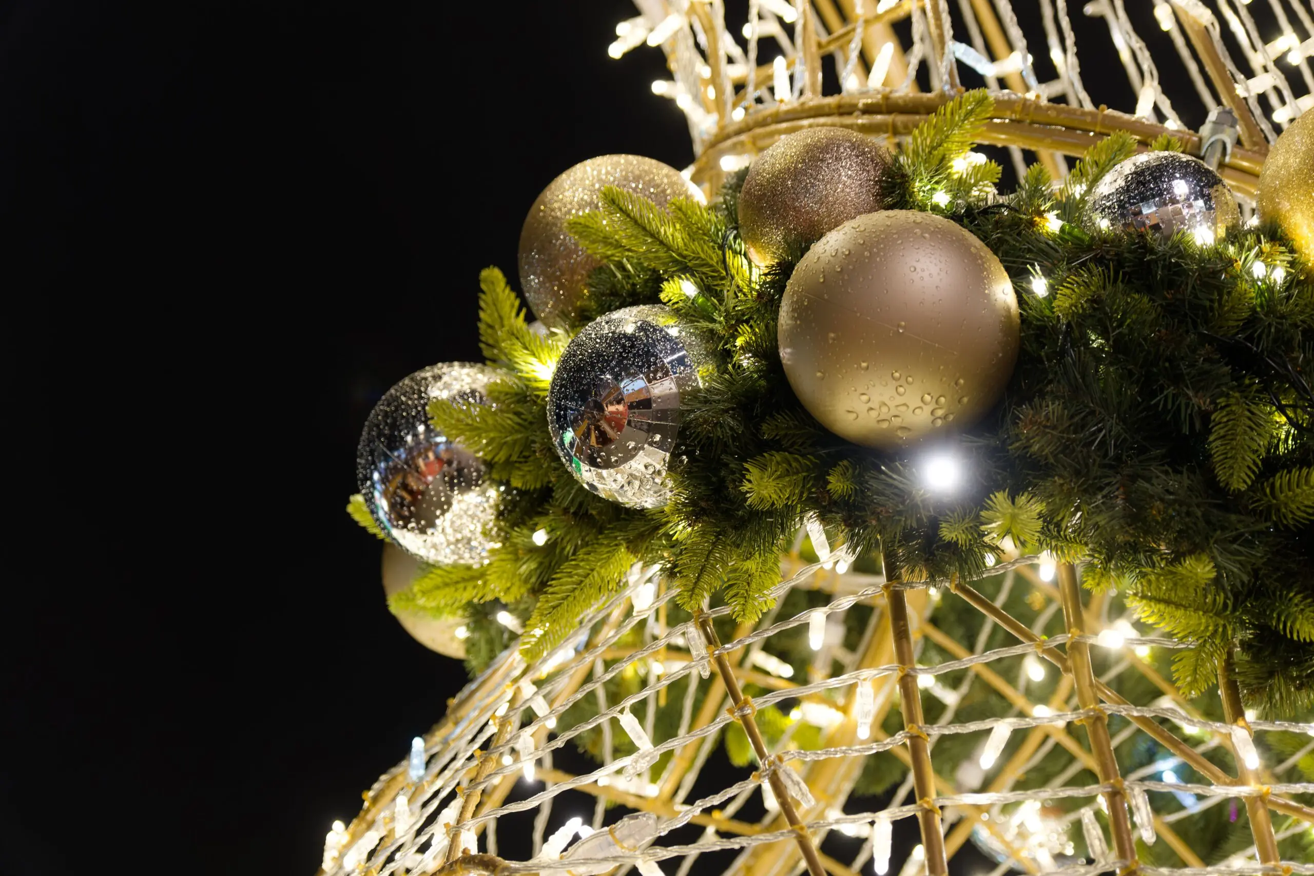 Leuchtende Lichterkette, Symbolbild für die Stromkosten der Weihnachtsbeleuchtung