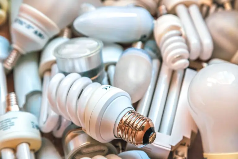 Verschiedene Energiesparlampen und Leuchtmittel liegen durcheinander, Symbolbild für Strom sparen im Haushalt